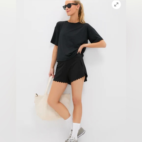 Tuckernuck Sport Black Marisa Scallop Short in XL - Picture 1 of 7